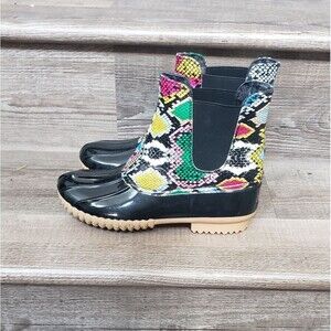 Nature breeze rubber rain boots in multicolored snake skin print size 6.5